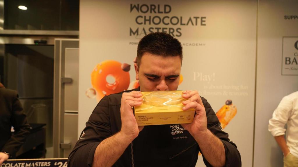 Jesús recogiendo su premio a mejor chocolatero de España y Portugal.