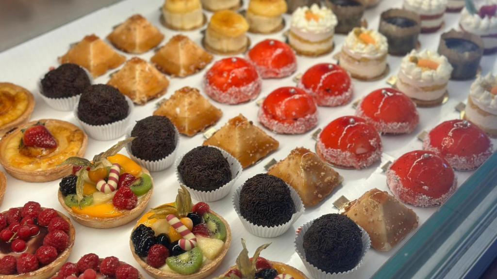 Algunos de los pasteles que vende en su obrador.