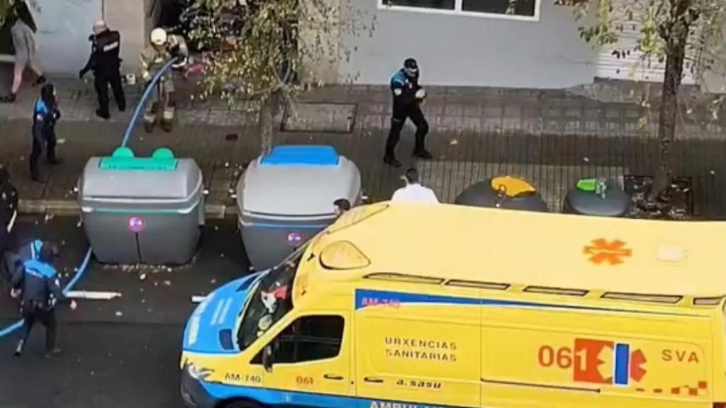 Los servicios de emergencias accediendo al edificio donde se produjo la agresión