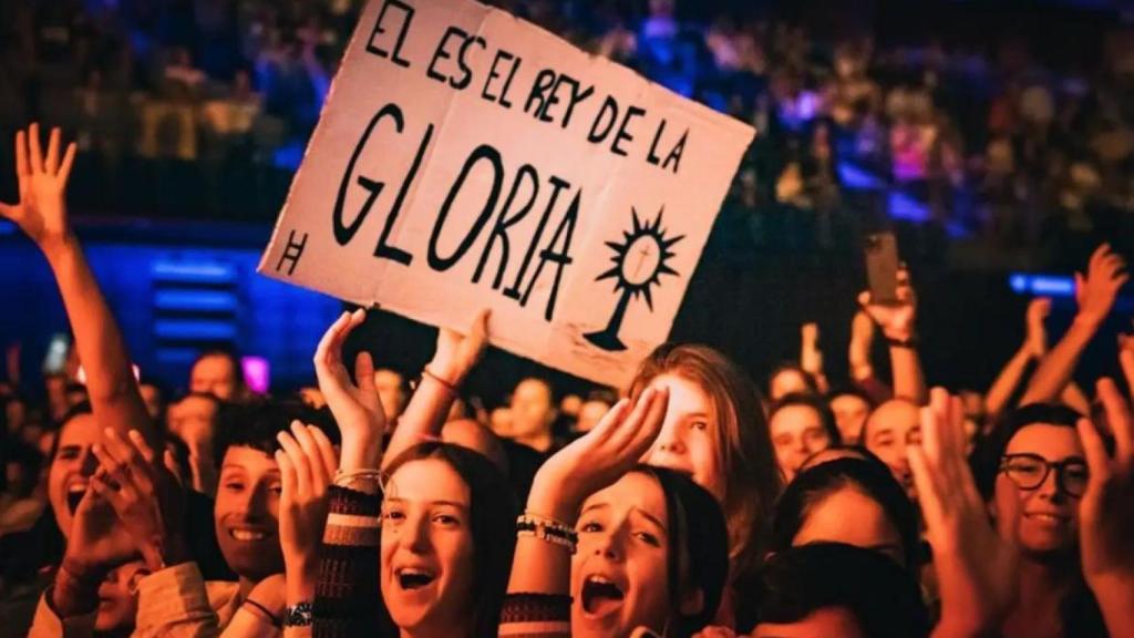 Jóvenes en el concierto ofrecido por Hakuna Group en el Auditorio Miguel Ríos.