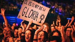 Jóvenes en el concierto ofrecido por Hakuna Group en el Auditorio Miguel Ríos.
