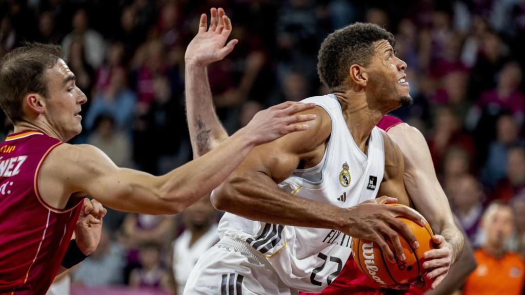 Tavares entra a canasta ante la presión de varios jugadores del Lleida.