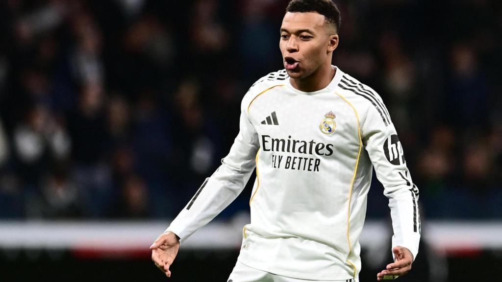 Mbappé celebrates Cristiano Ronaldo during the goal scored against Sevilla.