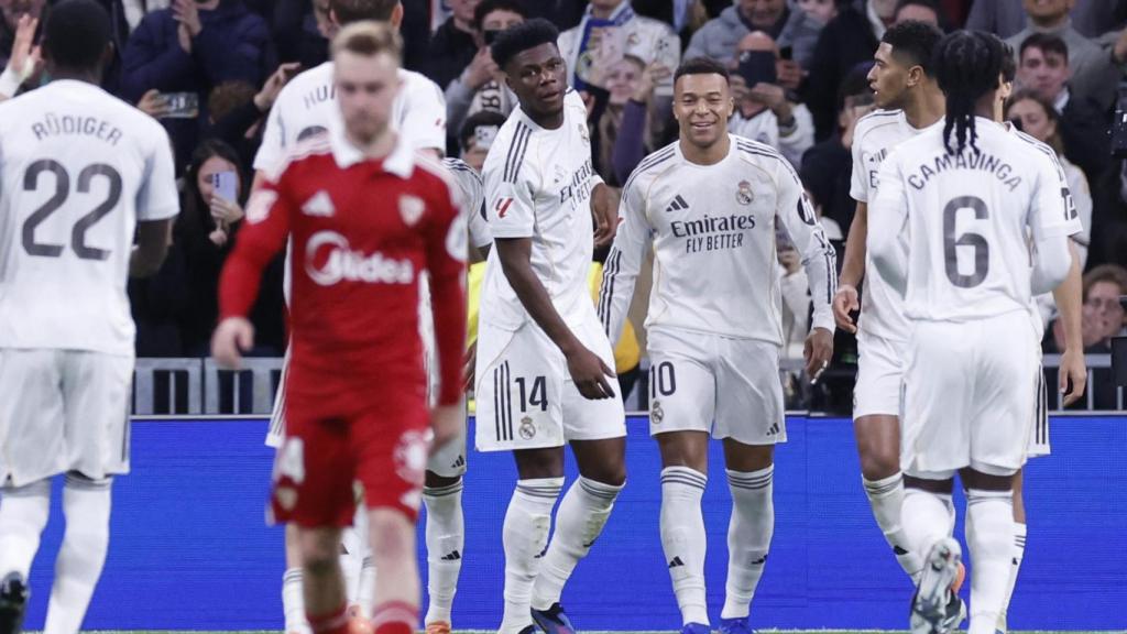 Mbappé celebrates with his teammates the goal scored against Sevilla.