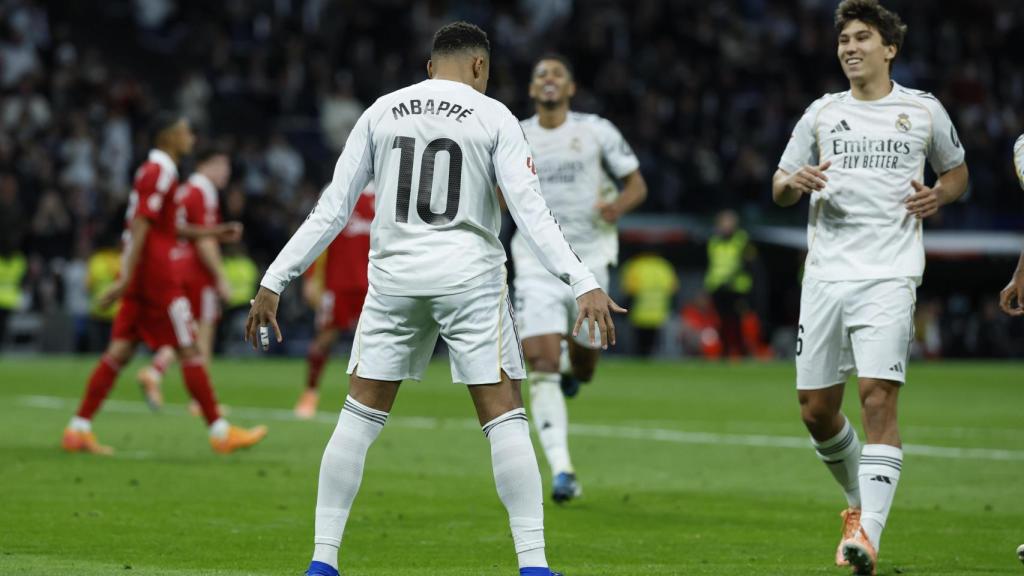 Mbappé hace la celebración de Cristiano Ronaldo en la victoria ante el Sevilla.