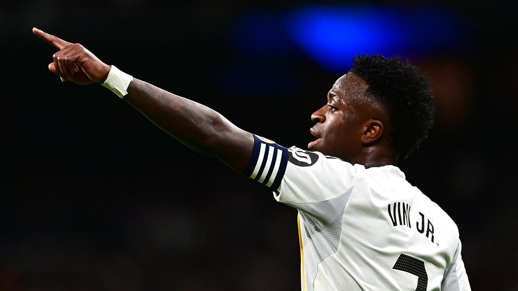 Vinicius da órdenes a sus compañeros durante el partido ante el Sevilla.