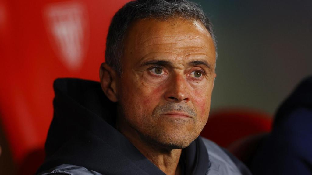 Luis Enrique, en el banquillo de San Mamés durante el Athletic - PSG.