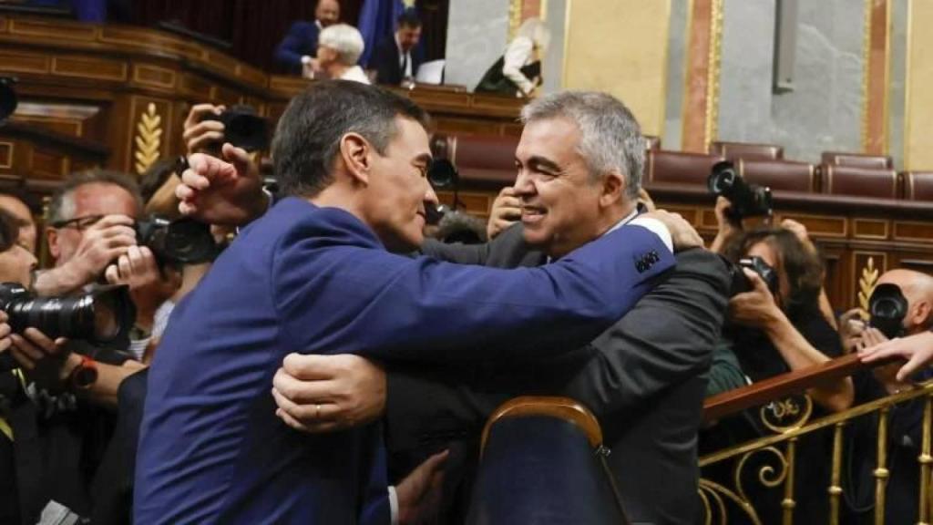 Pedro Sánchez y Santos Cerdán se abrazan, en el Congreso de los Diputados.