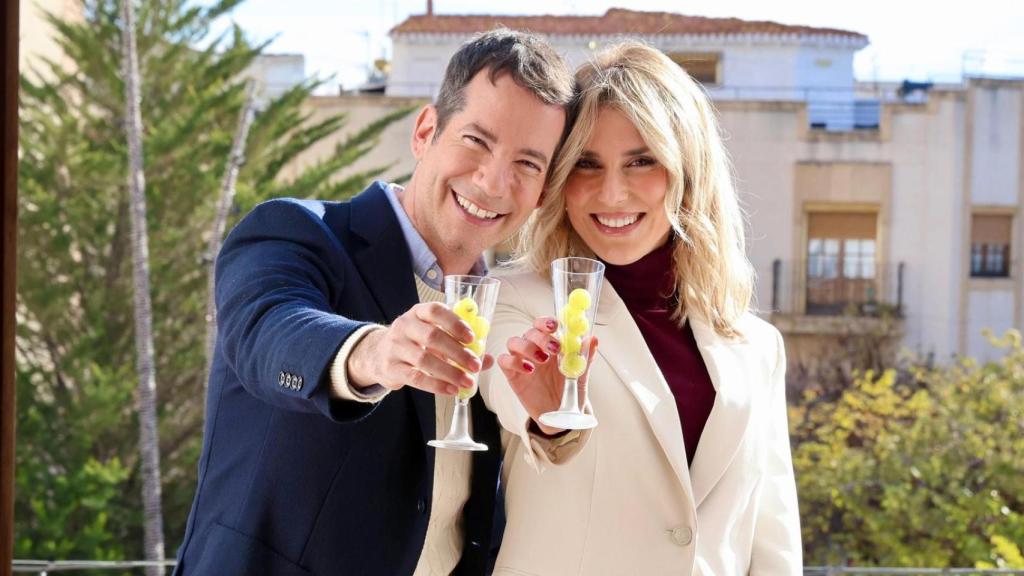 Ferrán Cano y María Fuster en una imagen promociona de las Campanadas en À Punt.