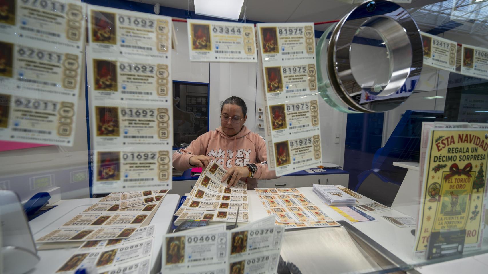 Administración de lotería con décimos de Navidad.