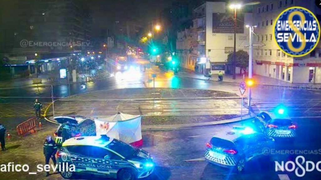 La Policía Local de Sevila, en el escenario del accidente de la pasada madrugada.