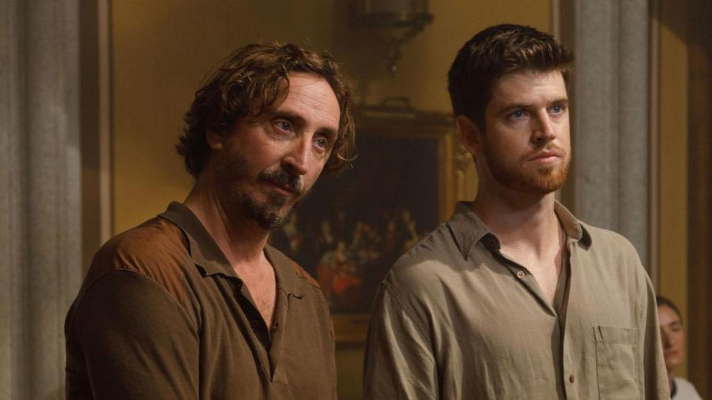 Iván Massagué y Miguel Bernardeau en un fotograma de la serie 'Terra Alta'.