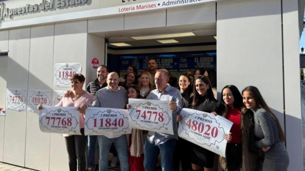 Celebración en la Administración 3 de Manises tras repartir cuatro grandes premios de la Lotería Nacional de 2024. EE