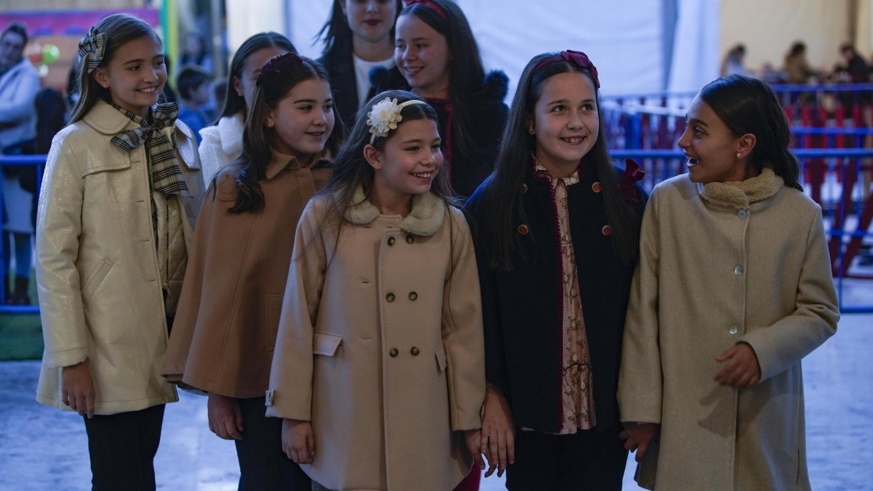La Bellea del Foc Infantil Valentina Tárraga y sus Damas de Honor, maravilladas al entrar en Espacio Séneca.