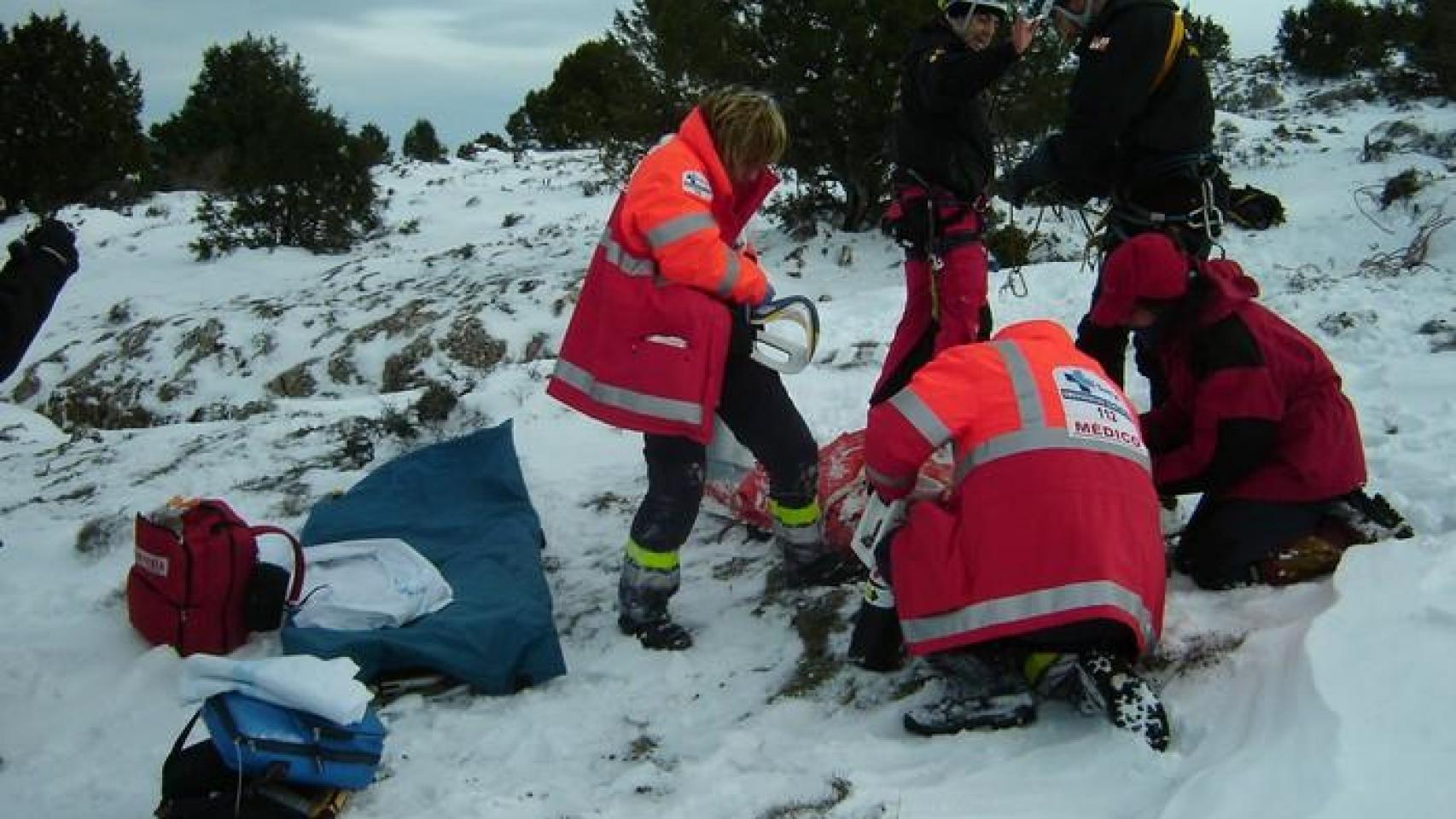ARCHIVO - Equipo médico del Sacyl atendiendo a un herido en un rescate de montaña