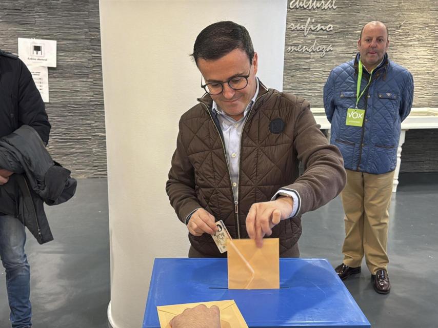 El candidato socialista Miguel Ángel Gallardo ejerce su derecho al voto en Extremadura.