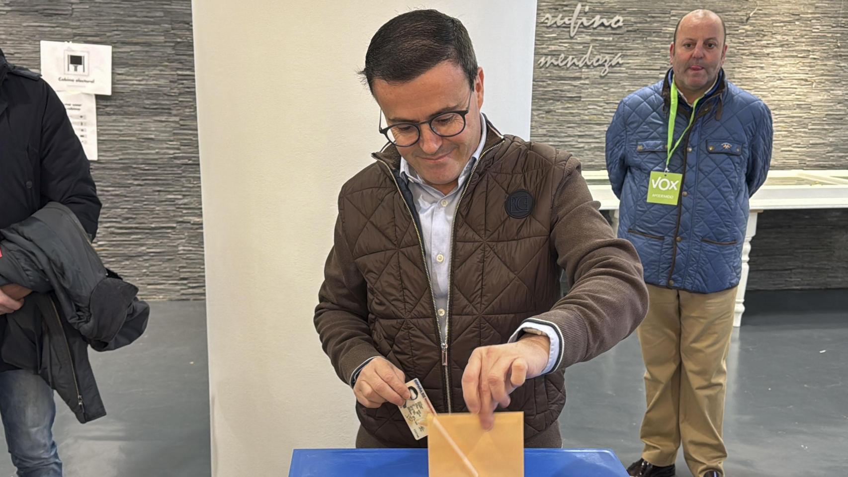 El candidato socialista Miguel Ángel Gallardo ejerce su derecho al voto en Extremadura