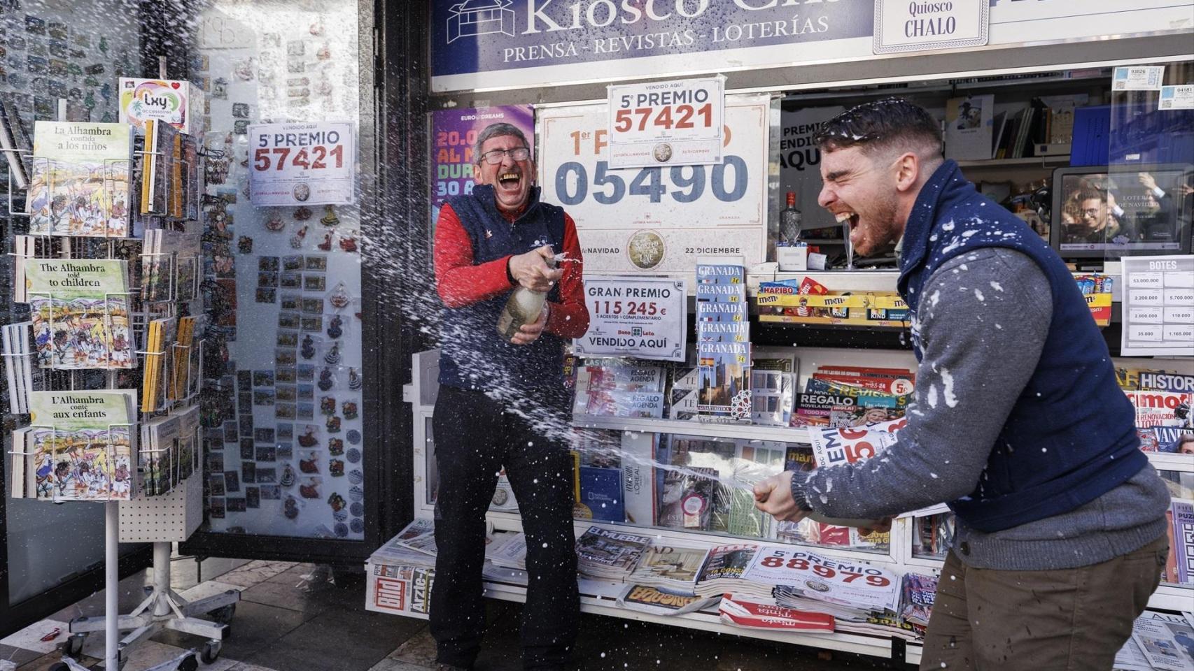 Celebración de un premio de la Lotería de Navidad en Granada.