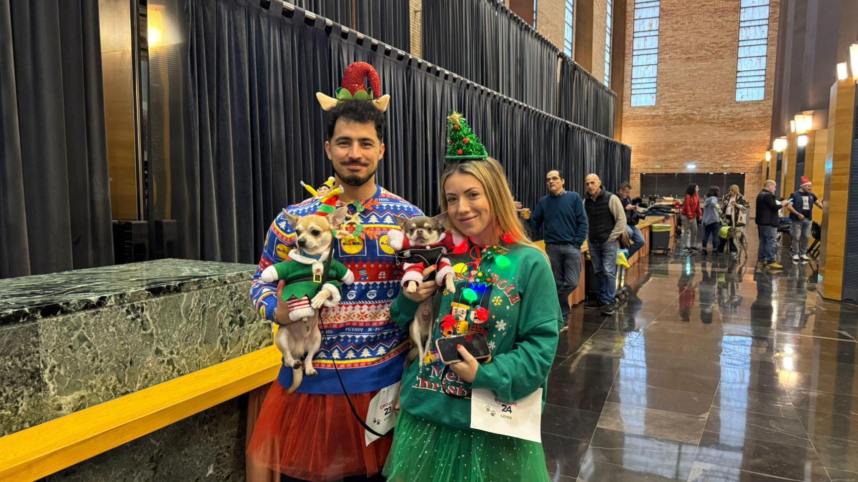 Participantes del desfile con sus mascotas.