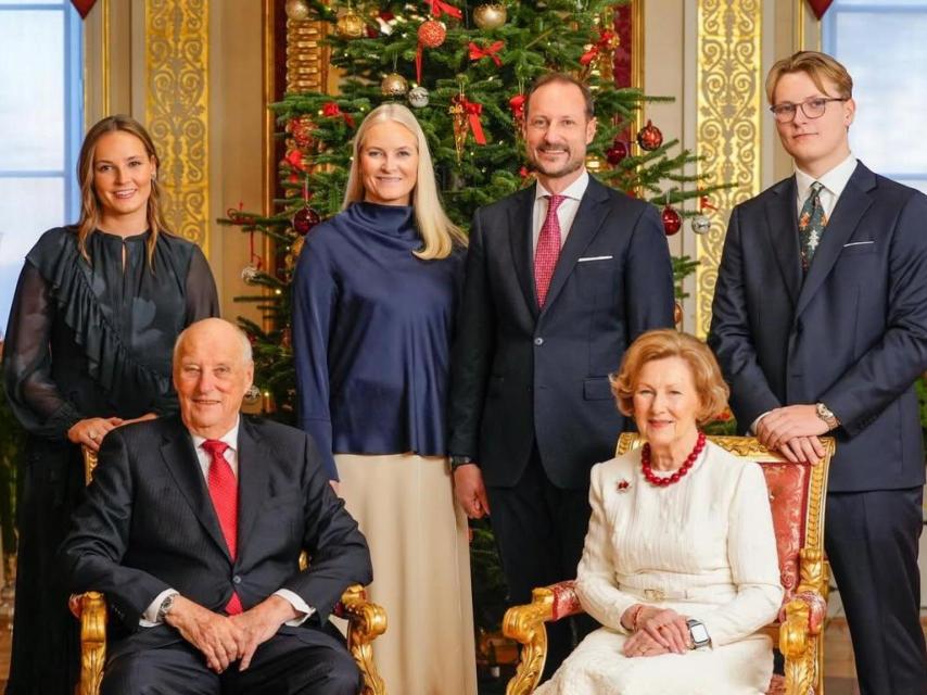 Los reyes Harald y Sonia, con los príncipes Haakon y Mette-Marit y sus nietos, en la tradicional pose navideña.