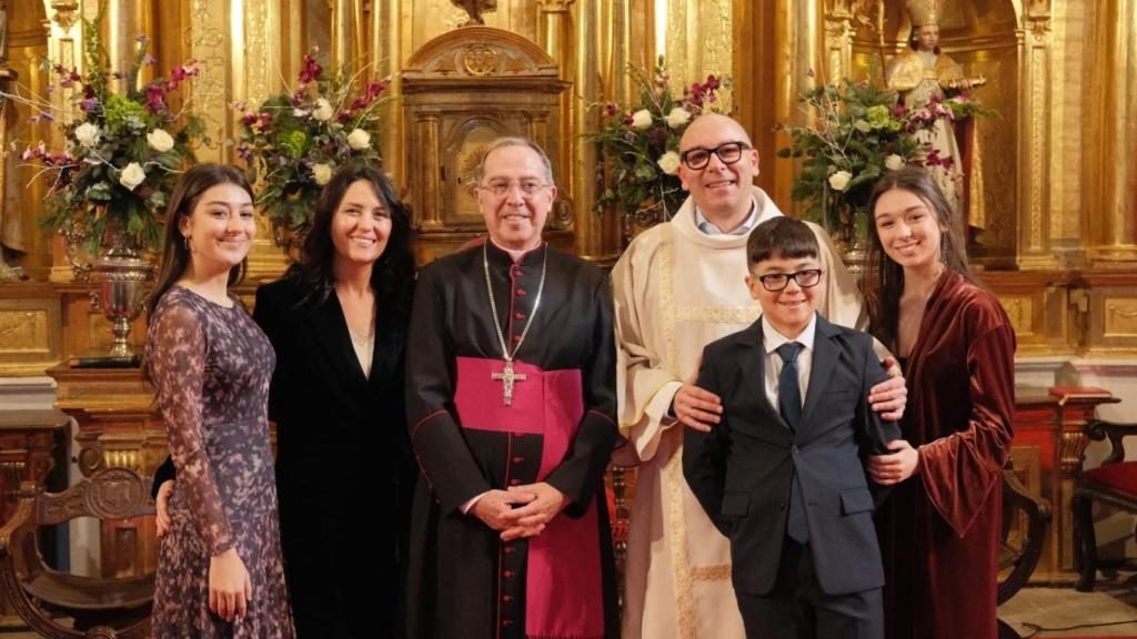 Ignacio Enríquez, nuevo diácono, junto al obispo de Zamora Fernando Varela y su familia