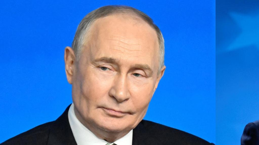 El presidente francés Emmanuel Macron junto al líder ruso Vladimir Putin