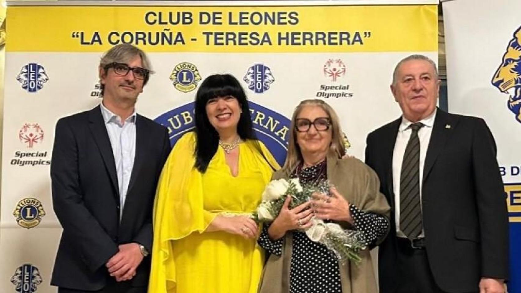 Diego González Rivas acompañado de Paula Gundín, presidenta de Lions Club Teresa Herrera, y sus padres