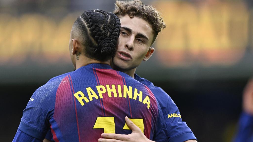 Fermín López se abraza con Raphinha tras el gol ante el Villarreal.
