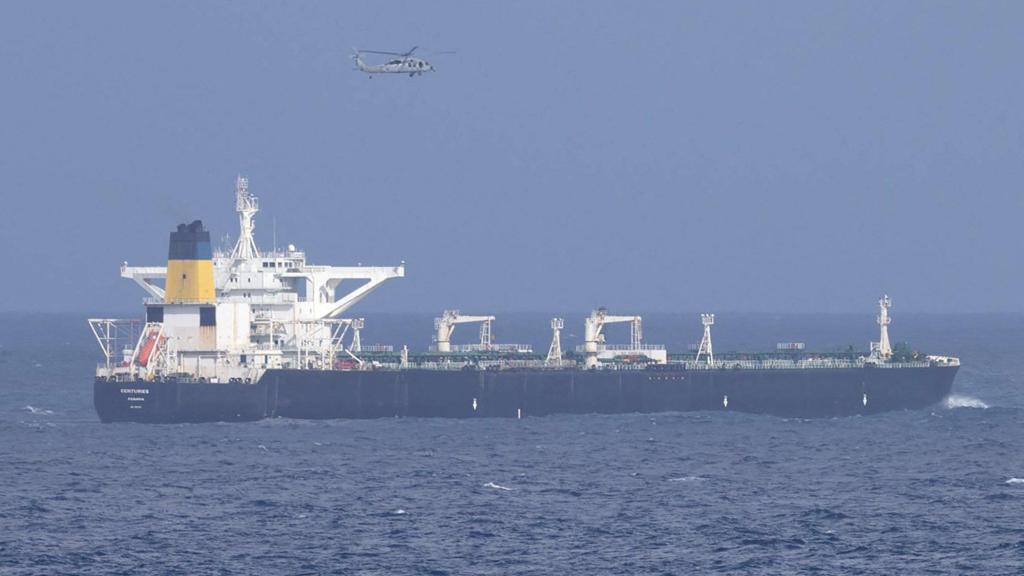 Soldados estadounidenses durante la incautación este miércoles de un petrolero frente a las costas de Venezuela.