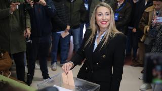 María Guardiola, candidata del Partido Popular, acude a votar al CEIP Vivero de Cáceres.