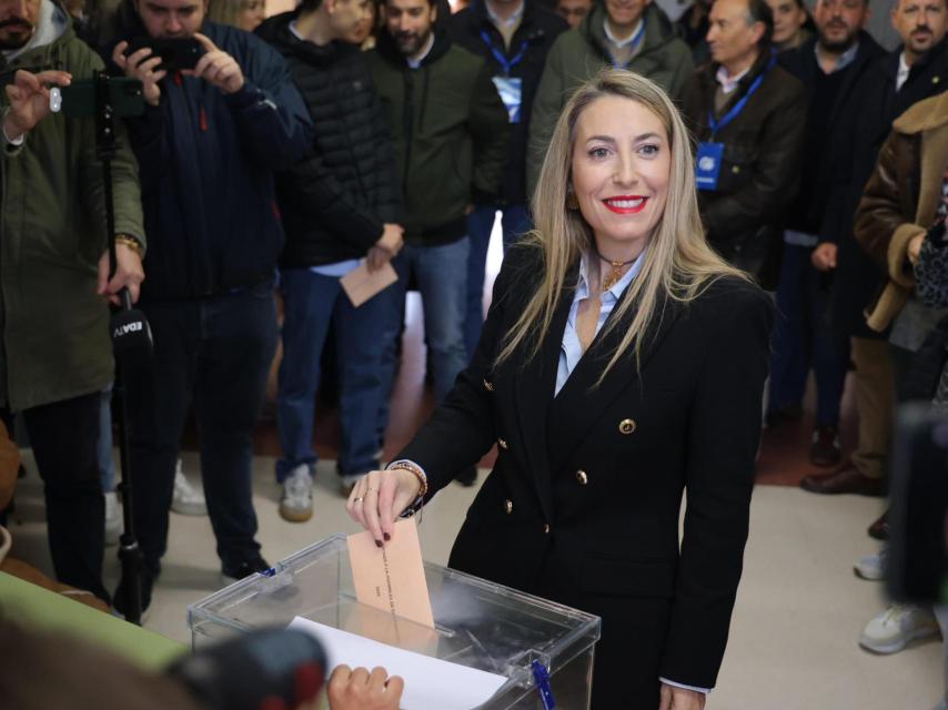 María Guardiola, candidata del Partido Popular, acude a votar al CEIP Vivero de Cáceres.