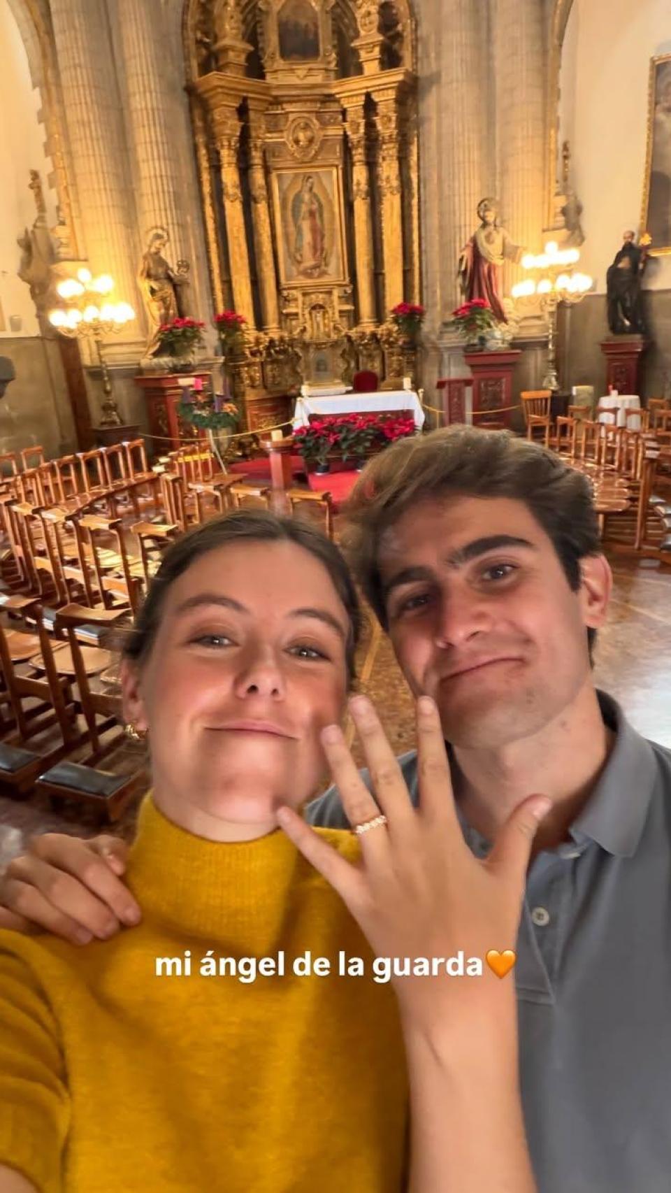 Manuela Ochoa, with her boyfriend Pedro, on the day of their wedding engagement, last December 8.