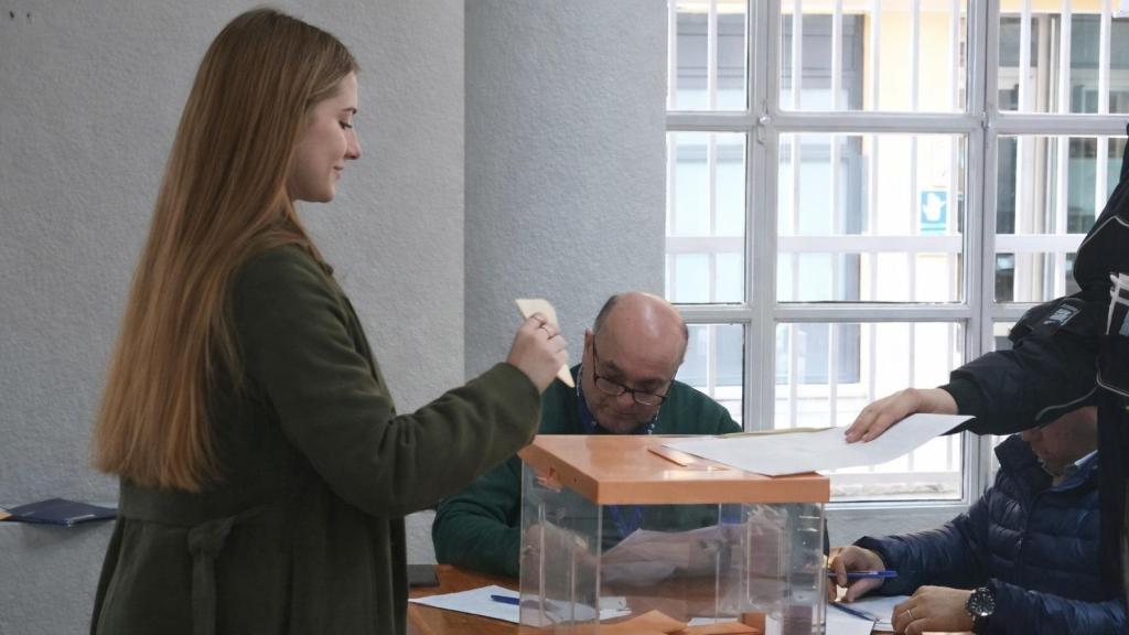 Elisa votando en las elecciones de Extremadura.