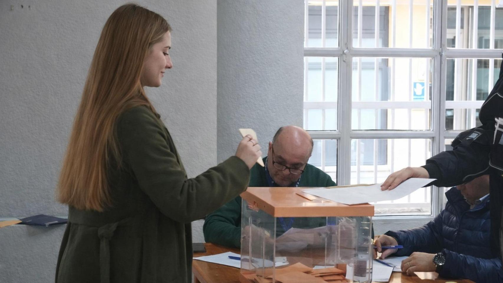Una joven ejerce su derecho al voto en las elecciones de Extremadura del pasado domingo.