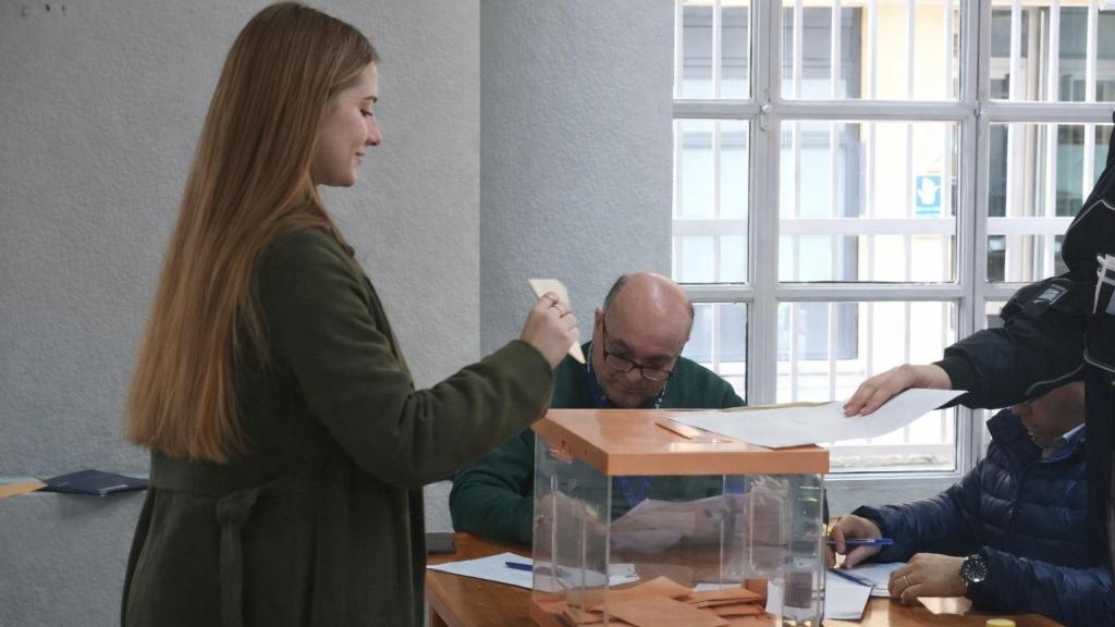 Una joven ejerce su derecho al voto en las elecciones de Extremadura del pasado domingo.