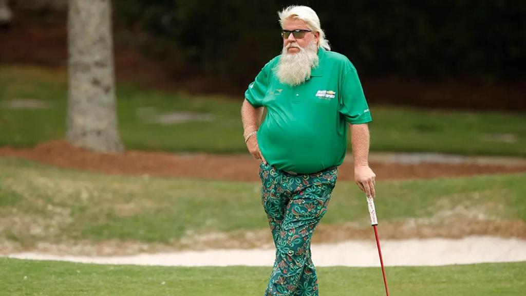 John Daly jugando al golf.