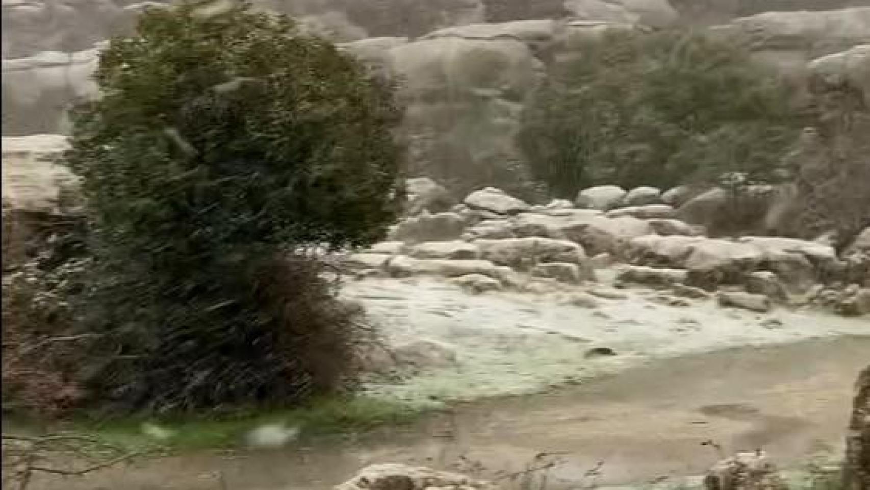 El Torcal de Antequera nevado este domingo.