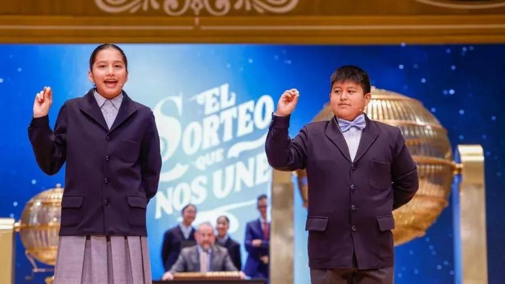 Los niños de la Residencia San Ildefonso de Madrid Piero Rai Chávez y Alisce Ríos muestran el número 72.480, el Gordo de Navidad en el sorteo de 2024.