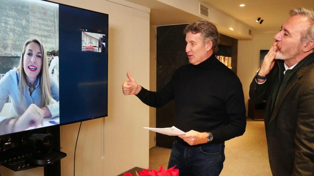 Alberto Núñez Feijóo durante la conversación con María Guardiola tras ganar las elecciones.