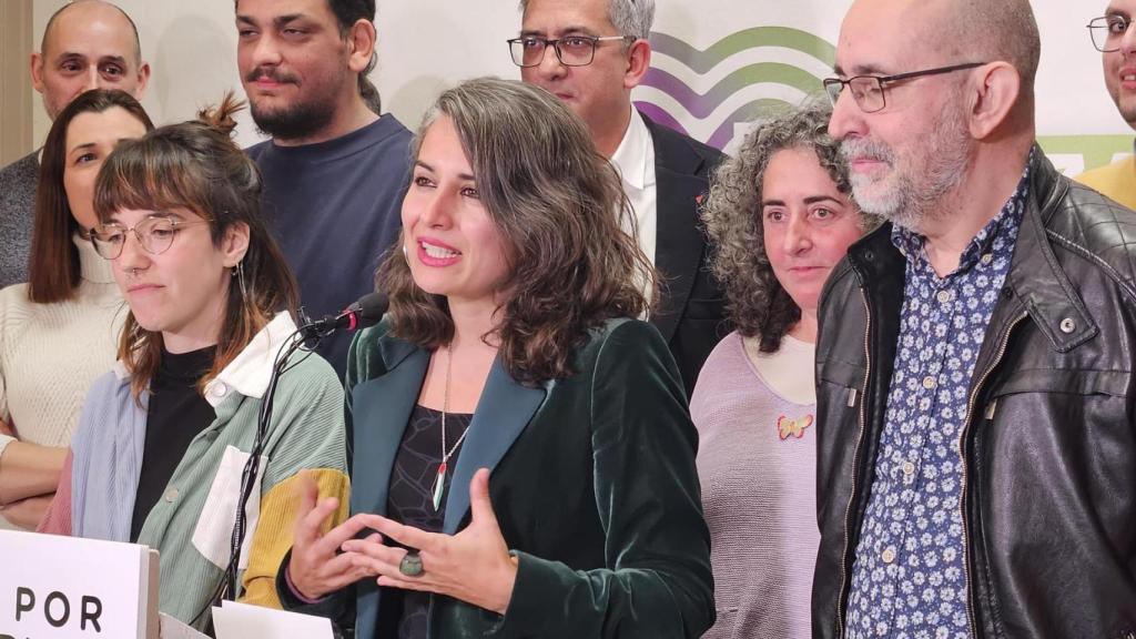 La cabeza de lista de Unidas por Extremadura, Irene de Miguel, rodeada de los miembros de su lista en la noche electoral.