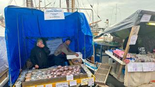 Una de las parejas que llegan en barco cada año a Helsinki para vender su arenque.