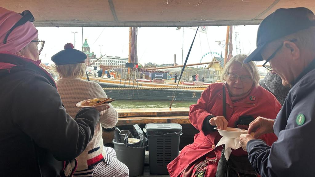 Finlandeses disfrutando de una tradicional sopa de salmón.