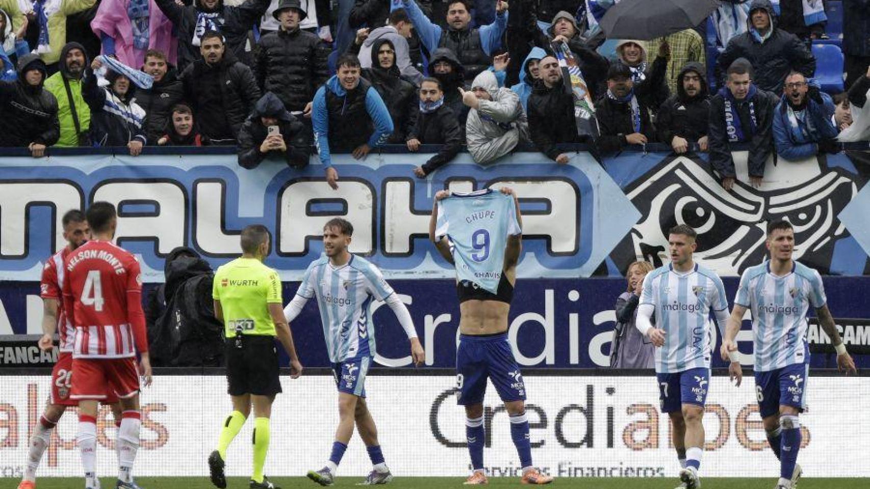 Los jugadores del Málaga celebran el gol del triunfo frente al Almería
