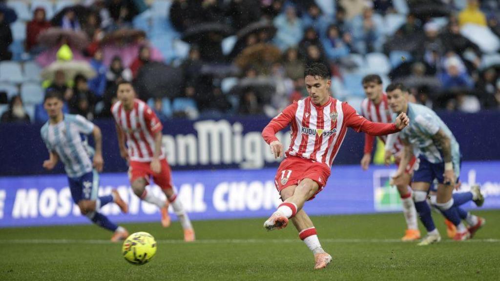 Arribas lanza el penalti que supuso el empate momentáneo para el Almería en La Rosaleda.