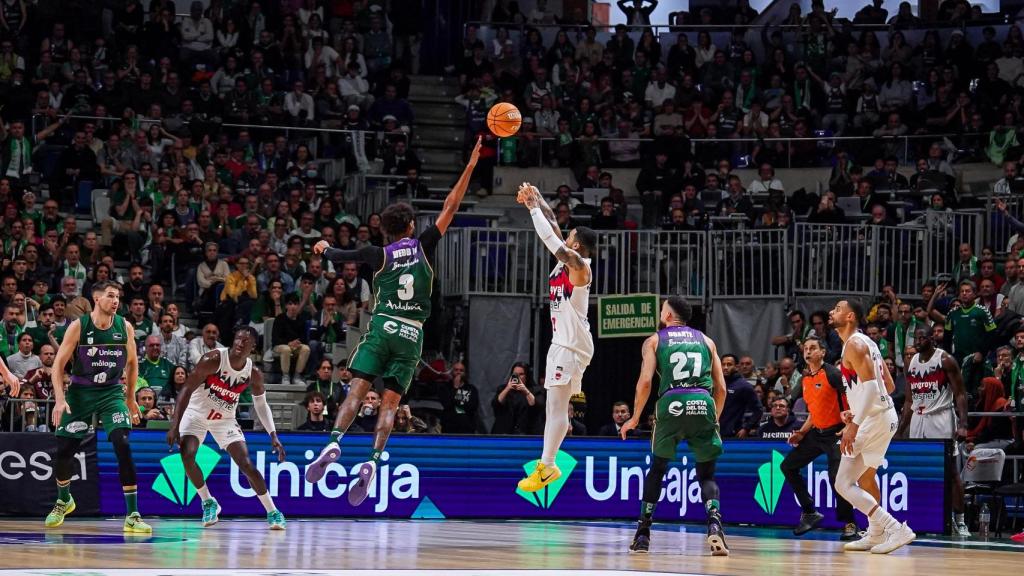 Howard lanza a canasta el triple de la victoria del Baskonia en el Martín Carpena.