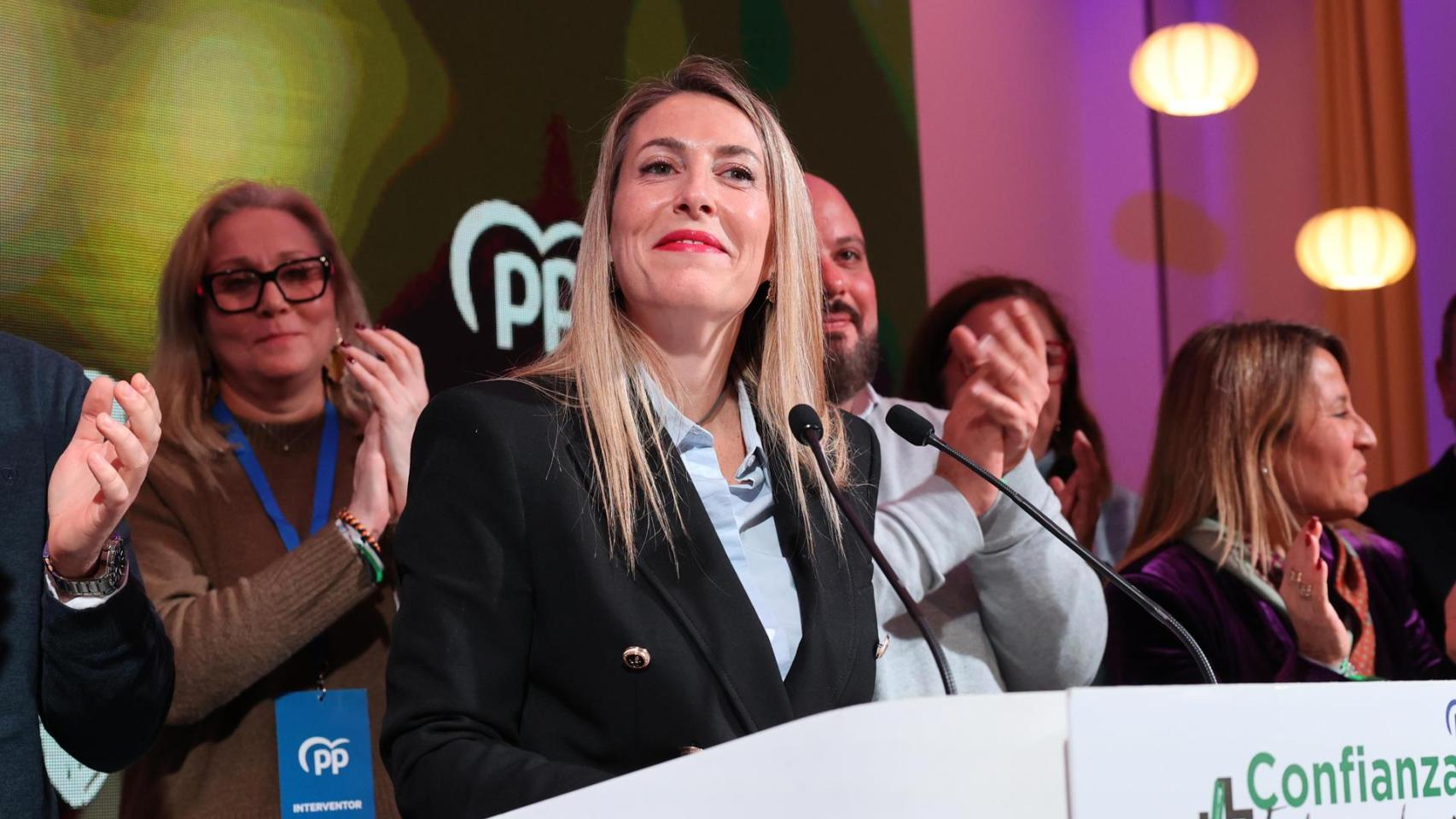 La candidata del Partido Popular a la presidencia de la Junta de Extremadura María Guardiola durante su comparecencia tras conocer los resultados electorales extremeños, hoy domingo en Mérida.