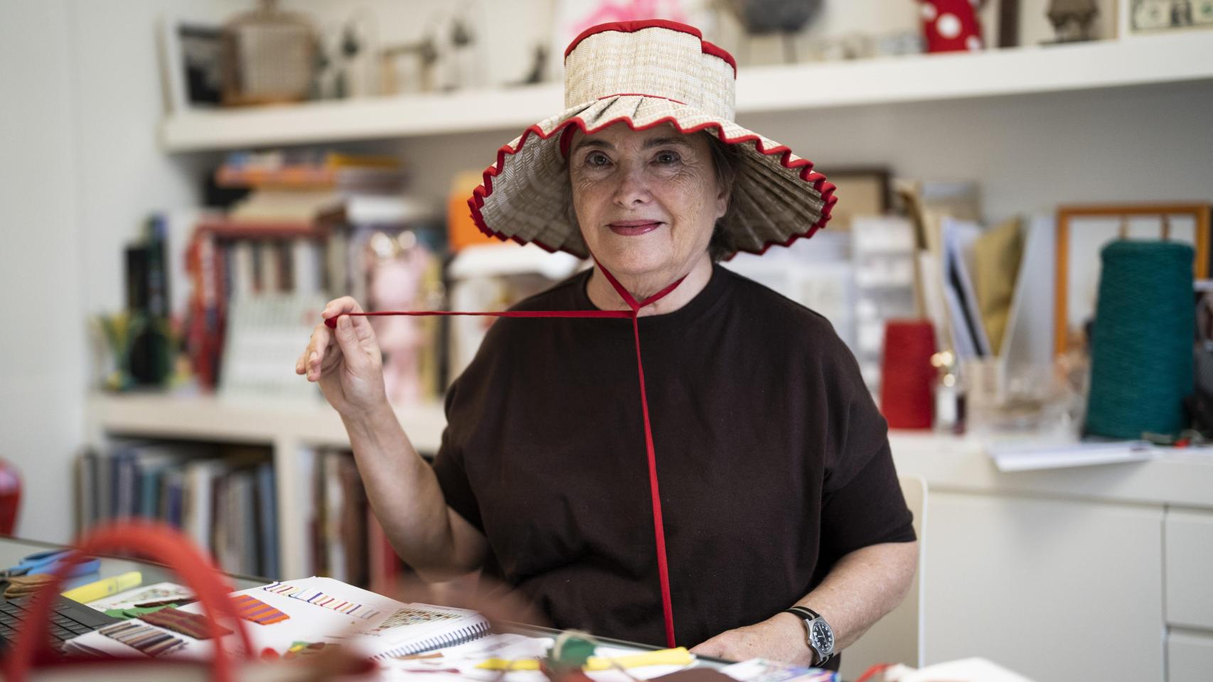 Retrato de la diseñadora mientras trabaja en sus diseños.