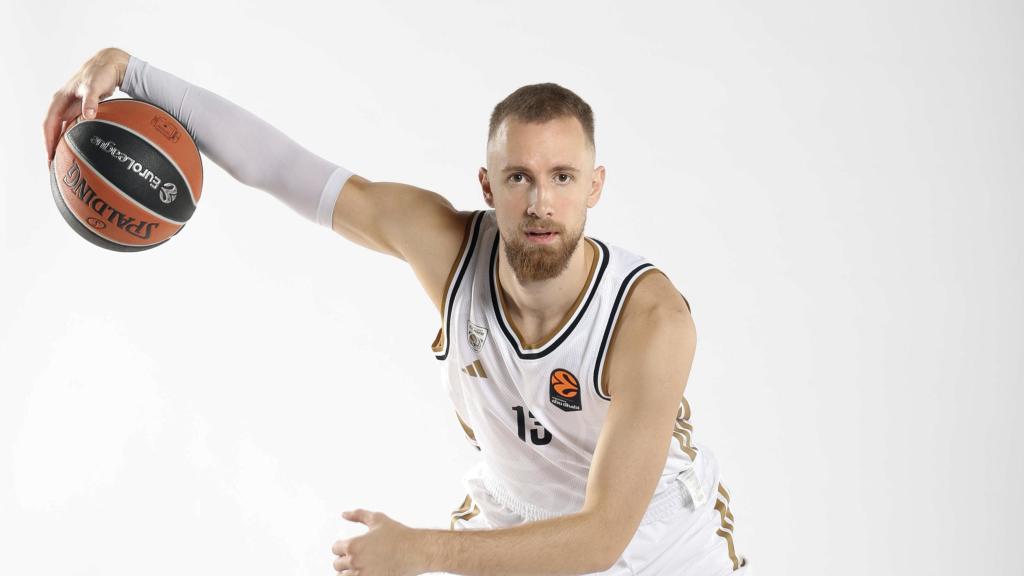 Dzanan Musa posa para una sesión de fotos.