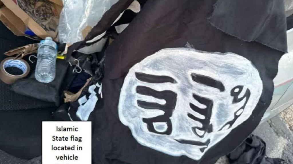 Una bandera del Estado Islámico, presuntamente hallada por la policía en el coche de Akram.