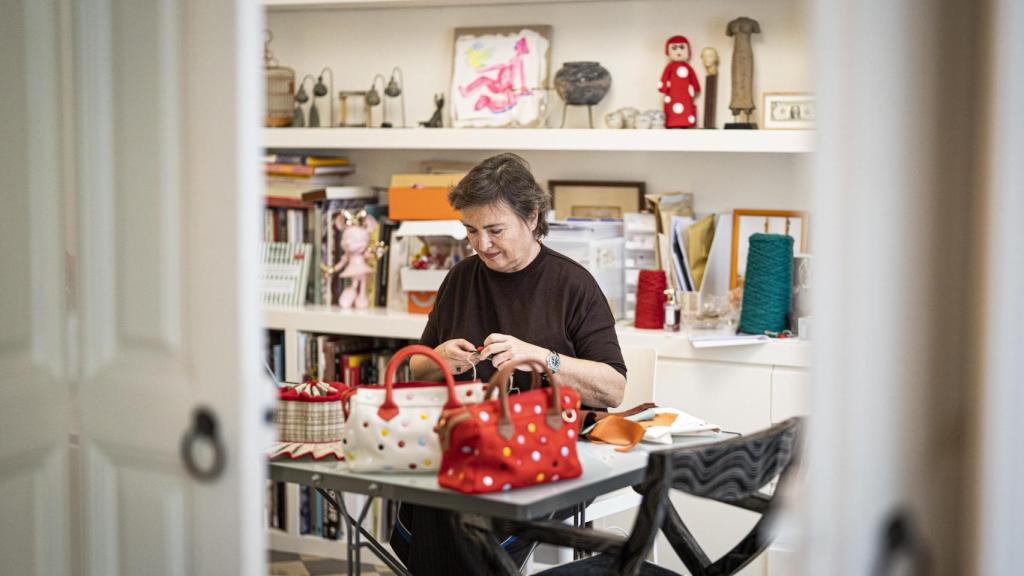 La diseñadora catalana abre las puertas de su taller.